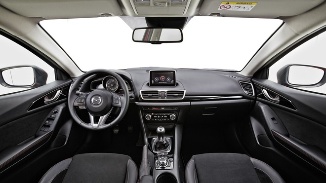 
Phiên bản đặc biệt của Mazda3 Hatchback có những điểm nhấn như bộ vành hợp kim 18 inch màu đen mới, nội thất bọc da lộn màu đen đi kèm chỉ khâu màu đỏ đối lập và bộ phụ kiện khí động Aero.
