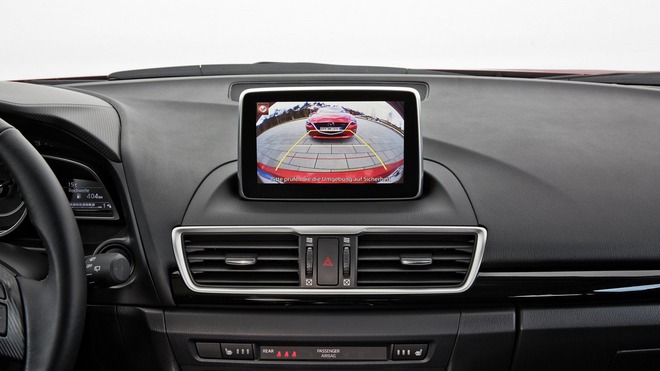 
Trong khi đó, thiết kế của Mazda3 mới tại thị trường châu Âu vẫn giữ nguyên như trước. Bên trong xe có màn hình cảm ứng 7 inch, núm xoay điều khiển hệ thống đa phương tiện và màn hình hiển thị thông tin trên kính chắn gió. Theo hãng Mazda, Mazda3 là một trong những mẫu xe hạng C đầu tiên được trang bị màn hình hiên thị thông tin trên kính chắn gió.
