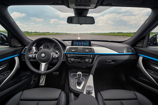 
Để khách hàng hài lòng hơn về chất lượng nội thất, hãng BMW đã nâng cấp chất liệu và các điểm nhấn bên trong 3-Series GT. Có thể kể đến viền mạ crôm trên các nút điều khiển, những chi tiết ốp gỗ trang trí mới và chất liệu da đưa nội thất lên một tầm cao mới. 
