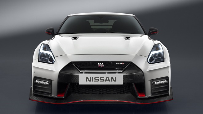 
Ra mắt tại sự kiện đua 24-Hour Nurburgring, Nissan GT-R Nismo 2017 sở hữu thiết kế ngoại thất mới mẻ và khí động học hơn. Cụ thể, phần cản va trước của Nissan GT-R Nismo 2017 được làm từ các lớp sợi carbon vốn không có trên phiên bản thông thường. Không chỉ rắn chắn, cản va trước còn mang đến diện mạo hầm hố hơn cho Nissan GT-R Nismo 2017 khi nhìn từ đằng trước.
