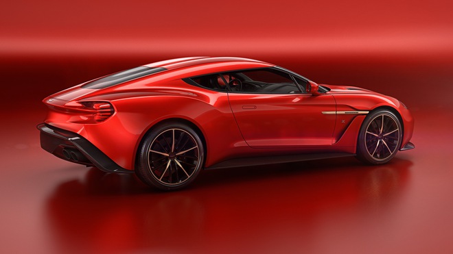 
Phần đuôi xe của Aston Martin Vanquish Zagato Concept được thiết kế theo phong cách của dòng fastback, gợi liên tưởng đến Aston Martin V12 Zagato Concept từng ra mắt năm 2012. Phong cách thiết kế này cũng là phương châm riêng của hãng Zagato.
