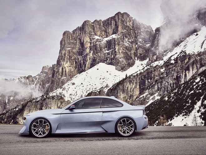 
Được phát triển dựa trên M2 Coupe, BMW 2002 Hommage Concept sở hữu chiều cao gầm khiêm tốn khiến phần thân như nằm sát xuống mặt đất.
