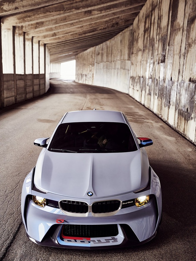 
Tương tự R5 Hommage, BMW 2002 Hommage Concept cũng kết hợp hài hòa giữa sự cổ điển và hiện đại. Có thể nói, BMW 2002 Hommage Concept chẳng khác nào sự pha trộn giữa 2002 Turbo trong quá khứ và M2 Coupe của thời hiện tại.
