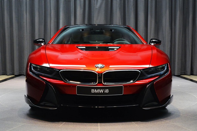 
Với màu sơn đỏ nham thạch độc đáo, chiếc i8 của đại lý BMW Abu Dhabi trông hot hơn hẳn bình thường. 

