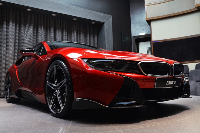 
Khi nhìn thấy chiếc xe này, nhiều người có thể liên tưởng đến i8 phiên bản đặc biệt mang tên Proton Red với màu sơn tương tự mà hãng BMW đã trình làng vào đầu năm nay.
