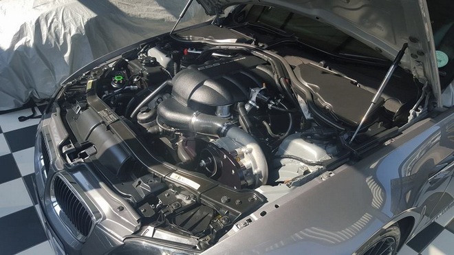 
Theo xưởng độ Mad Dog Racing, bên dưới nắp capô chiếc BMW M3 phiên bản bán tải là khối động cơ V8 siêu nạp. 

