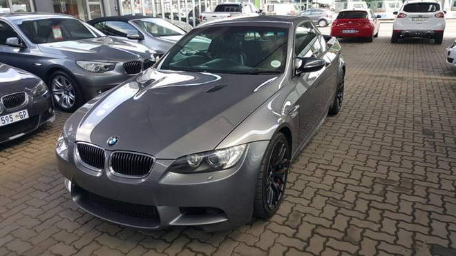 Đầu xe vẫn giữ nguyên như BMW M3 nguyên bản với lưới tản nhiệt hai quả thận quen thuộc.