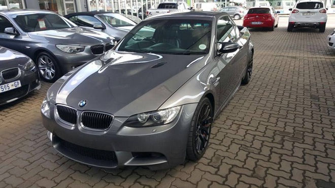 
Đầu xe vẫn giữ nguyên như BMW M3 nguyên bản với lưới tản nhiệt hai quả thận quen thuộc.
