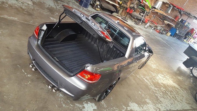 
Tuy nhiên, cửa trên thùng sau của chiếc BMW M3 phiên bản bán tải lại vẫn mở lên trên như xe tiêu chuẩn.
