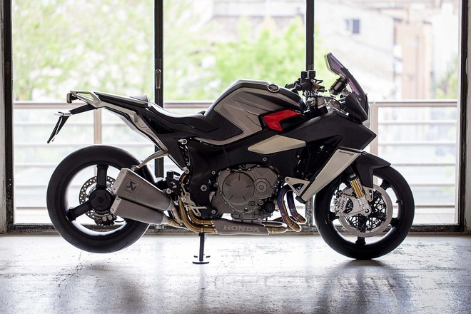 Điểm nhấn của Honda VFR1200F phiên bản độ cực chất nằm ở những đồ chơi như phuộc Ohlins NIX30, giảm xóc Olins TTX36GP, hệ thống xả Akrapovic chế tạo riêng, phanh Nissins và hệ thống đèn đặt hàng.
