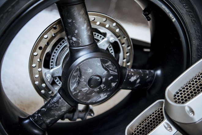 Bộ vành của Burasca 1200 do hãng Fast Mec sản xuất bằng vật liệu nhôm nên nhẹ hơn loại trên Honda VFR1200F. Không chỉ nhẹ hơn, bộ vành mới còn giúp cải thiện độ linh hoạt và khả năng vận hành khi tăng tốc cũng như phanh cho Burasca 1200.