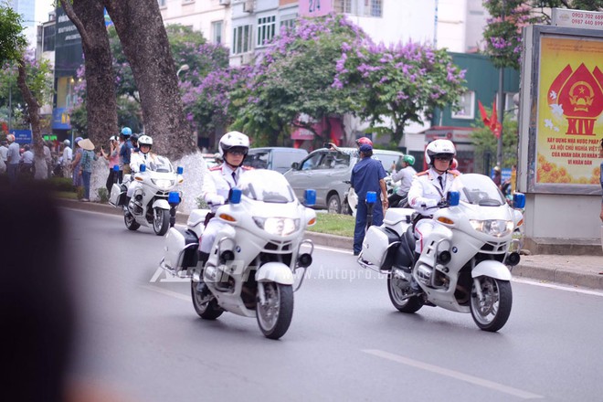 
Cảnh sát lái mô tô phân khối lớn dẫn đường cho đoàn xe của Tổng thống Obama đến Phủ Chủ tịch.
