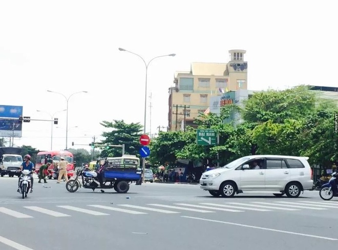 Chiếc xe ba gác bị ô tô đâm vào khi đang sang đường.