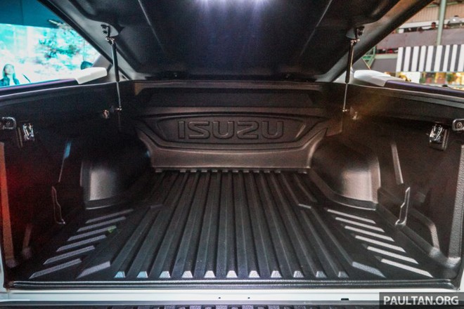 
Về an toàn, Isuzu D-Max Beast có 2 túi khí, hệ thống chống bó cứng phanh ABS, phân bổ lực phanh điện tử EBD, trợ lực phanh và cân bằng điện tử.
