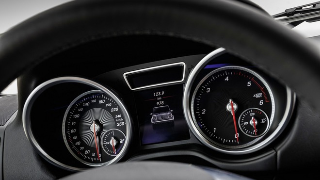 
Động cơ cho phép Mercedes-Benz G350d Professional tăng tốc từ 0-100 km/h trong thời gian chỉ 8,8 giây trước khi đạt vận tốc tối đa 159 km/h. Dù là xe máy dầu nhưng xác nặng nên Mercedes-Benz G350d Professional không thực sự tiết kiệm nhiên liệu với mức trung bình 10 lít/100 km. Tuy nhiên, so với đàn anh G300 CDI Professional, Mercedes-Benz G350d Professional vẫn giảm 15,4% lượng nhiên liệu tiêu thụ.
