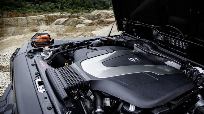 
Trái tim của Mercedes-Benz G350d Professional là khối động cơ diesel V6, dung tích 3.0 lít, sản sinh công suất tối đa 245 mã lực và mô-men xoắn cực đại 442 lb-ft. Sức mạnh được truyền tới cả 4 bánh thông qua hộp số tự động 7G-Tronic Plus. Hệ dẫn động 4 bánh toàn thời gian của xe đi kèm 3 khóa vi sai điện tử.
