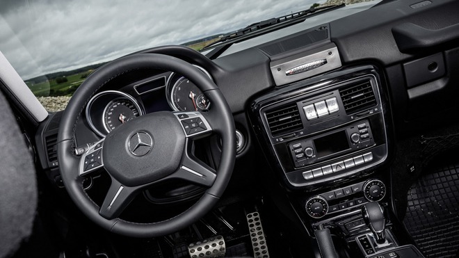 
Bên trong Mercedes-Benz G350d Professional không hề có nội thất long lanh với những chi tiết ốp gỗ sang trọng hay hệ thống thông tin giải trí hiện đại. 
