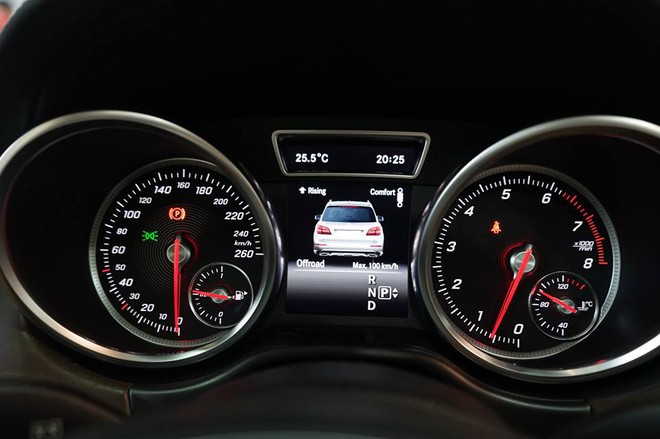 
Chiếc Mercedes-Benz GLS 400 4Matic 2016 mới về Việt Nam sử dụng động cơ xăng V6, dung tích 3.0 lít, tạo ra công suất tối đa 333 mã lực tại dải vòng tua từ 5.250 - 6.000 vòng/phút và mô-men xoắn cực đại 480 Nm tại dải vòng tua 1.600 - 4.000 vòng/phút. Động cơ kết hợp với hộp số tự động 9 cấp 9G-Tronic và hệ dẫn động 4 bánh toàn thời gian.
