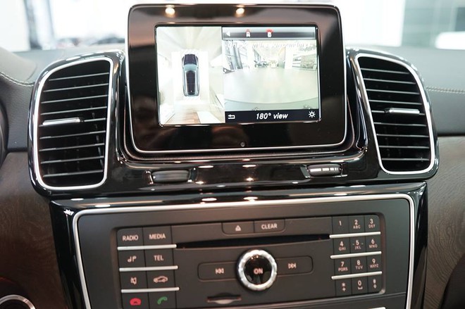 
Điểm thay đổi đáng chú ý nhất trong nội thất của Mercedes-Benz GLS 2016 chính là cụm điều khiển trung tâm mới với màn hình kiểu máy tính bảng đứng riêng chứ không tích hợp như trước.
