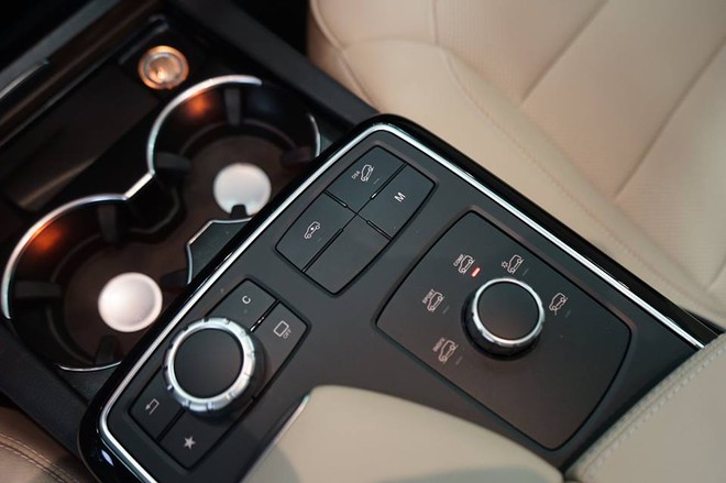 
Người lái có thể điều khiển các chức năng trên màn hình thông qua touchpad nằm giữa hai ghế trước. 
