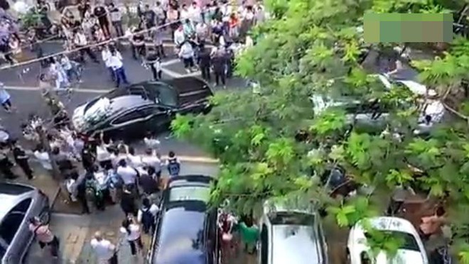 Chiếc Range Rover bỏ đi sau khi đâm hỏng Jaguar.