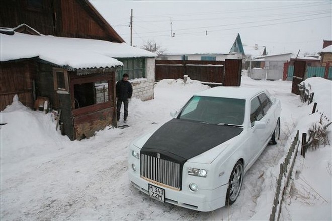 
Cuối cùng, chiếc Rolls-Royce Phantom nhái được sơn màu trắng muốt. Trong khi đó, nắp capô lại được sơn màu đen không mấy đẹp mắt theo đánh giá của nhiều người.
