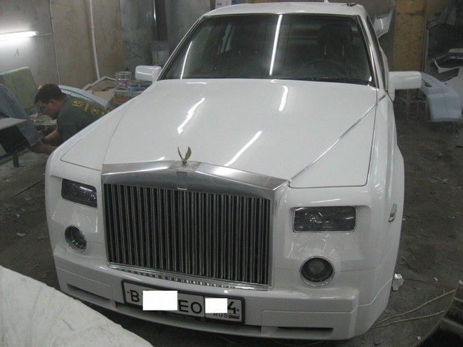 
Bản thân kiểu dáng Rolls-Royce Phantom mà chủ xe chọn để lột xác chiếc Mercedes-Benz E-Class cũng thuộc đời cũ.
