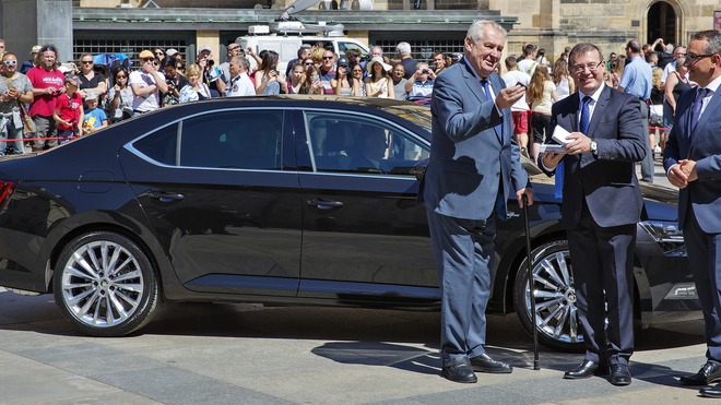 
Tổng thống Miloš Zeman (bên phải) hiện đang dùng Skoda Superb đời mới làm xe công.
