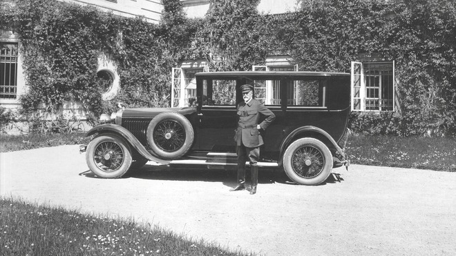 
Cố Tổng thống Tomáš Garrigue Masaryk bên chiếc Skoda Hispano-Suiza.
