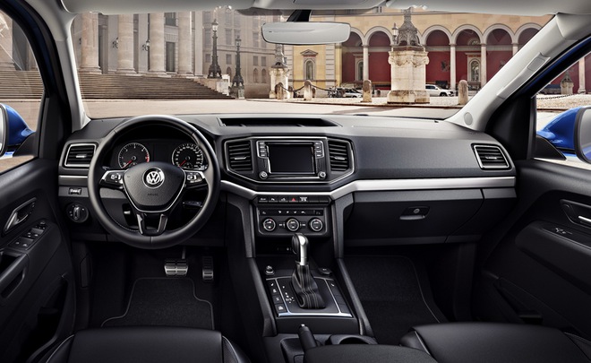 
Bên trong xe là không gian nội thất với chất liệu cao cấp hơn và những công nghệ mới nhất của hãng Volkswagen.
