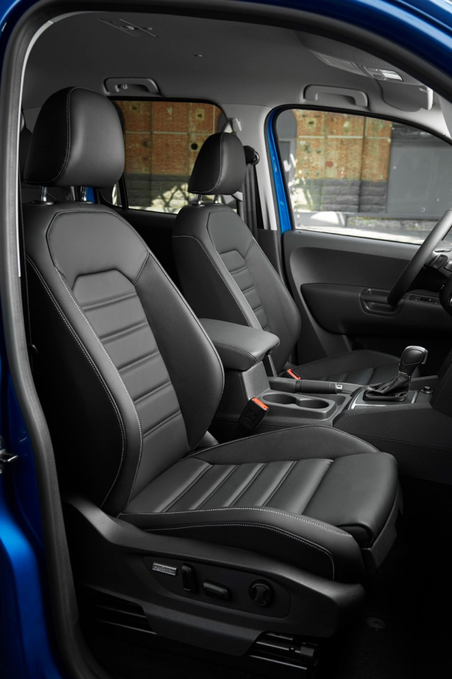 
Những điểm nhấn trong nội thất của Volkswagen Amarok 2017 bao gồm màn hình cảm ứng độ phân giải cao, hệ thống thông tin giải trí ra lệnh bằng giọng nói, ghế ergoComfort tùy chỉnh 14 hướng cho người lái và hành khách phía trước.
