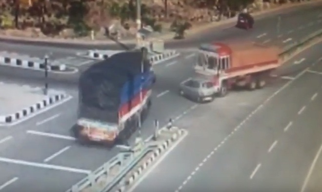 Ô tô con va chạm với xe tải khi cố gắng vượt lên. Ảnh cắt từ video