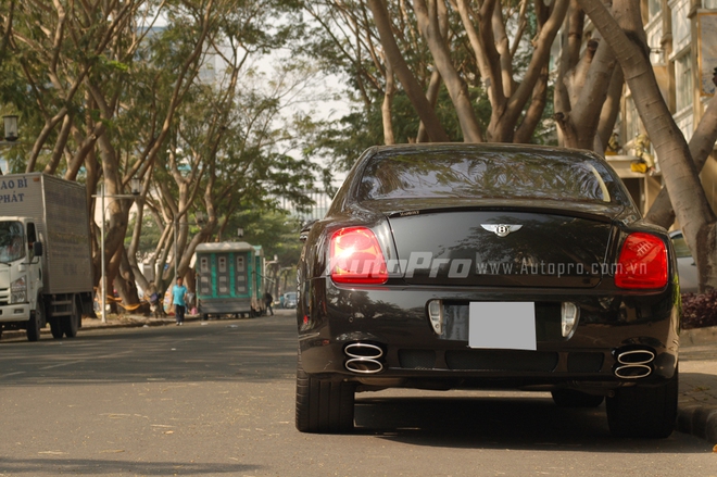 
Từ phiên bản tiêu chuẩn đến tốc độ Speed, Bentley Continental Flying Spur tấp nập cập cảng Hải Phòng và Sài Gòn khiến nhiều người mê xe không khỏi sững sờ. Để tạo nên sự khác biệt, một vài khách hàng Việt đã lựa chọn phiên bản độ Mansory của xe siêu sang Bentley.

