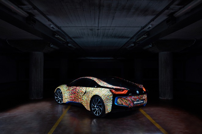 
BMW cho rằng i8 cũng đang tạo ra những đột phá và là điểm sáng của BMW trên thị trường ô tô thế giới. Do đó, hãng đã quyết định bắt tay với hãng độ Ý để tạo ra sản phẩm pha trộn giữa tính thể thao của một siêu xe lẫn tính nghệ thuật tới từ công nghệ sơn thủ công.
