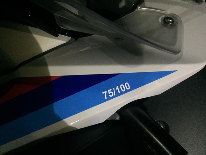 Chiếc R1200GS Adventure Iconic này có số thứ tự 75/100 chiếc được sản xuất trên thế giới.