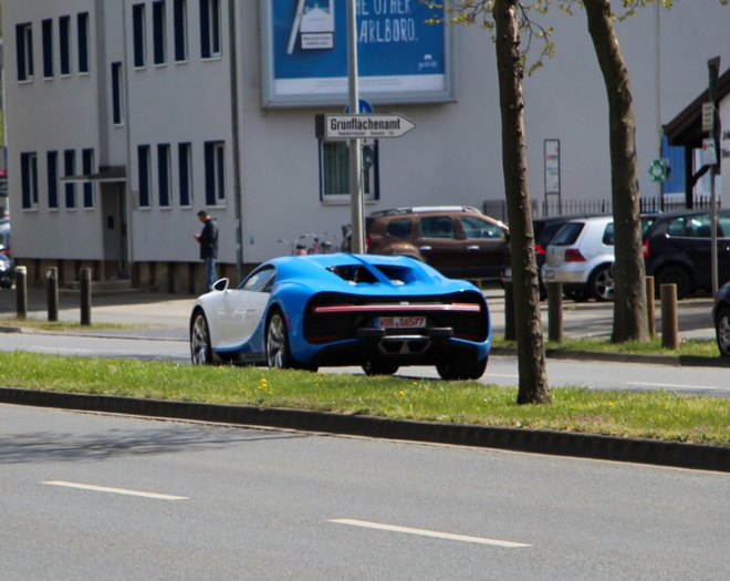 
Siêu phẩm Bugatti Chiron dạo phố tại Đức. Ảnh: Autogespot.
