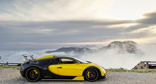 
Bộ la-zăng mới được hãng độ Oakley Design thửa riêng cho bản độ của Bugatti Veyron, trong đó, bộ mâm 5 chấu kép hình chữ Y được sơn màu đen bóng kết hợp cùng tông màu vàng của cùm phanh.

