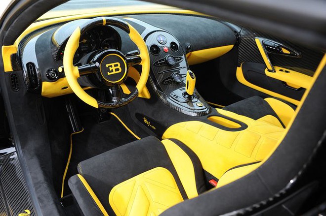 
Tông màu vàng-đen cũng là điểm nhấn trong cách phối màu ở nội thất, ngoài ra chất liệu carbon ở một số chi tiết như vô-lăng, bảng điều khiển cần số, bên hông cửa, tạo nên vẻ đẹp cá tính cho bản độ Bugatti Veyron Oakley Design.
