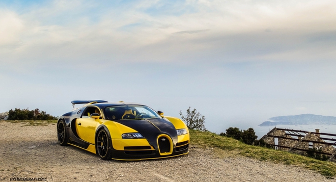 
Những tay săn ảnh đến từ Pháp vừa mang đến bộ ảnh khá ấn tượng cho siêu xe triệu đô Bugatti Veyron phiên bản độ Oakley Design. Hiện chưa rõ địa điểm chụp bộ ảnh này, tuy nhiên, nhiều người không khỏi trầm trồ khi thấy những đám mây bay lơ lững tựa như khung cảnh thần tiên.
