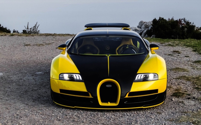 
Ở ngoại thất, hãng độ đến từ Anh sử dụng chất liệu carbon làm thiết kế chính cho phần thân vỏ của Bugatti Veyron, ngoài ra, để tạo điểm nhấn, tông màu vàng nổi bật cũng được kết hợp hài hòa tạo nên bộ áo cá tính cho bản độ này.
