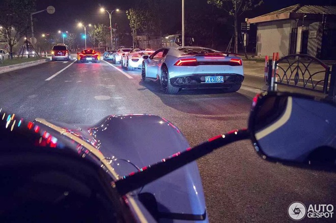 
Dễ dàng nhận ra người ghi lại khoảnh khắc ấn tượng của 6 siêu xe trên phố ngồi trong chiếc Ferrari LaFerrari với bộ áo xanh nổi bật cùng sọc trắng lạ mắt.
