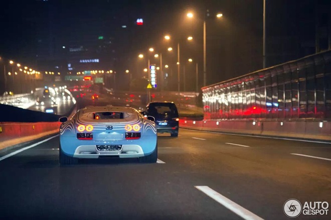 
Trên thế giới chỉ có khoảng 30 chiếc Bugatti Veyron phiên bản Super Sport được sản xuất, điều ấn tượng ông hoàng tốc độ xuất hiện trên đường phố Thượng Hải còn sở hữu ngoại thất độc đáo màu xanh nước biển cùng những hoạt tiết màu trắng đẹp mắt. Mức giá bán cho chiếc Bugatti Veyron Super Sport tại nước ngoài vào khoảng 2,6 triệu USD.
