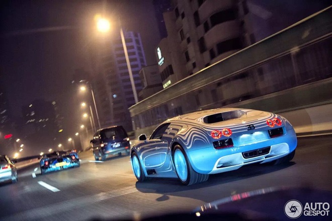 
Bộ đôi Bugatti Veyron Super Sport và Pagani Zonda Uno nổi bật với bộ áo xanh bắt mắt. Trước khi lăn bánh tại Trung Quốc, siêu phẩm của Pagani là hàng thửa dành cho một thành viên của gia đình hoàng tộc Al-Thani đến từ Qatar. Được biết chủ nhân của siêu xe độc nhất vô nhị đã rao bán chiếc Zonda Uno với mức giá 2,3 triệu USD vào năm 2011.

