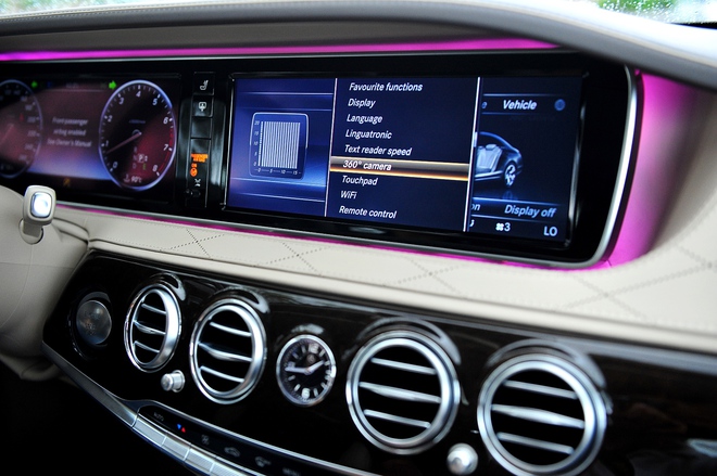 
Các công nghệ hàng đầu trên Mercedes-Benz S500L bao gồm phòng ngừa va chạm Collison Prevention Assist Plus (CPA Plus), camera 360 độ, kết nối wifi trong xe...
