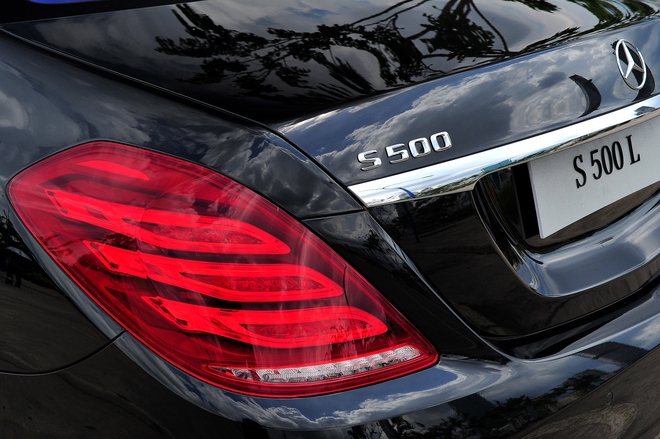 
Cụm đèn hậu hình cánh vạc đặc trưng trên Mercedes-Benz S500L.
