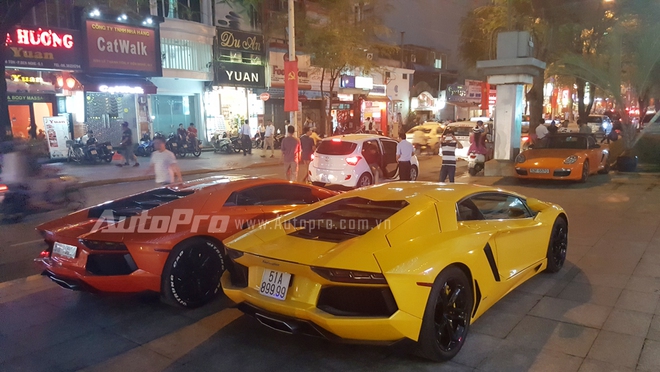 
Đây chính là hai chiếc Lamborghini Aventador đầu tiền xuất hiện tại thị trường Việt Nam và cho đến nay với tổng cộng 4 chiếc Aventador xuất hiện, chỉ có bộ đôi siêu xe này thường xuyên lăn bánh trên phố với chiếc biển trắng tinh.
