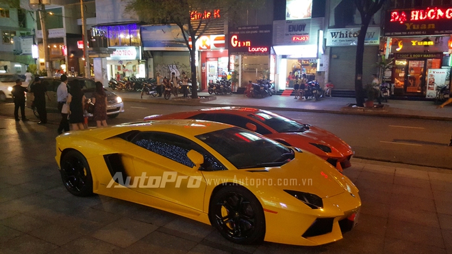 
Siêu xe trong bộ áo màu vàng là chiếc đầu tiên xuất hiện tại thị trường Việt Nam và nhanh chóng nổi tiếng với chiếc biển kiểm soát khủng tứ quý 9 ấn tượng.
