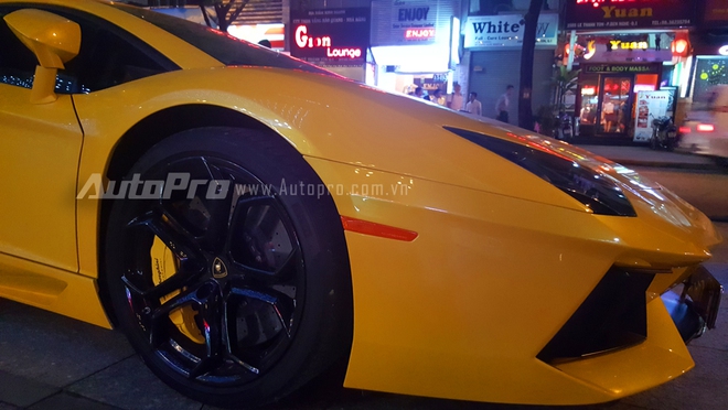 
Tại thị trường Việt Nam, Lamborghini Aventador LP700-4 được phân phối chính hãng với mức giá 22,5 tỷ Đồng.
