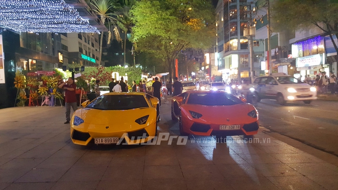 
Cặp đôi Lamborghini Aventador LP700-4 màu vàng và cam thường xuyên sánh đôi cùng nhau trong các buổi họp mặt siêu xe và tối qua bộ đôi này vẫn là tâm điểm thu hút nhiều sự chú ý nhất.
