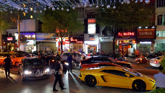 
Vào tối qua, ngày 18/5/2016, sự xuất hiện của dàn siêu xe và xe siêu sang tại đường Lê Thánh Tôn, Quận 1 thu hút nhiều sự chú ý của người đi đường cũng như các hộ dân sinh sống gần đó.
